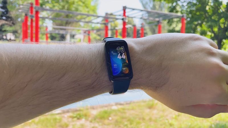 Why Is Huawei Band 8 WORSE Than Xiaomi Smart Band 8? Full Review